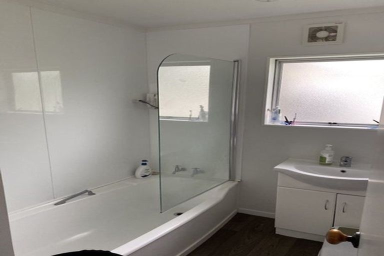 Photo of property in 2/388 Te Atatu Road, Te Atatu Peninsula, Auckland, 0610