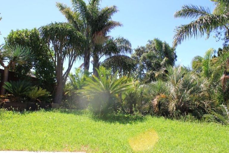 Photo of property in 583 Glenfield Road, Totara Vale, Auckland, 0629