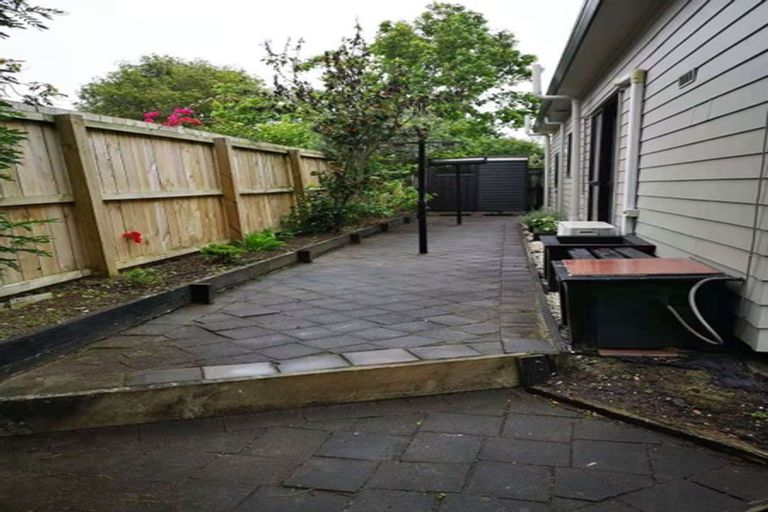 Photo of property in 2/86 Aviemore Drive, Highland Park, Auckland, 2010