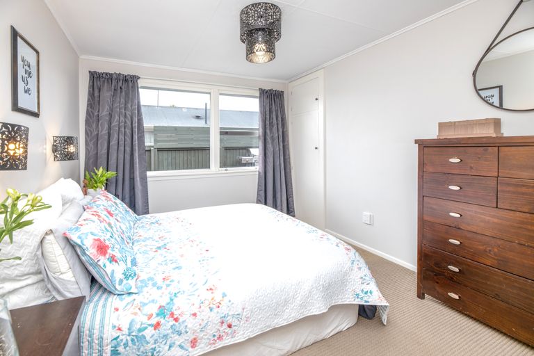 Photo of property in 127 Northcote Road, Northcote, Christchurch, 8052