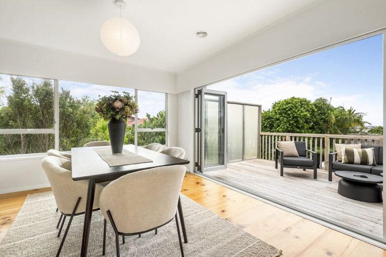 Photo of property in 14 Holdaway Avenue, Northcote, Auckland, 0627