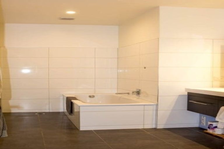 Photo of property in 4/25 Home Street, Mount Victoria, Wellington, 6011