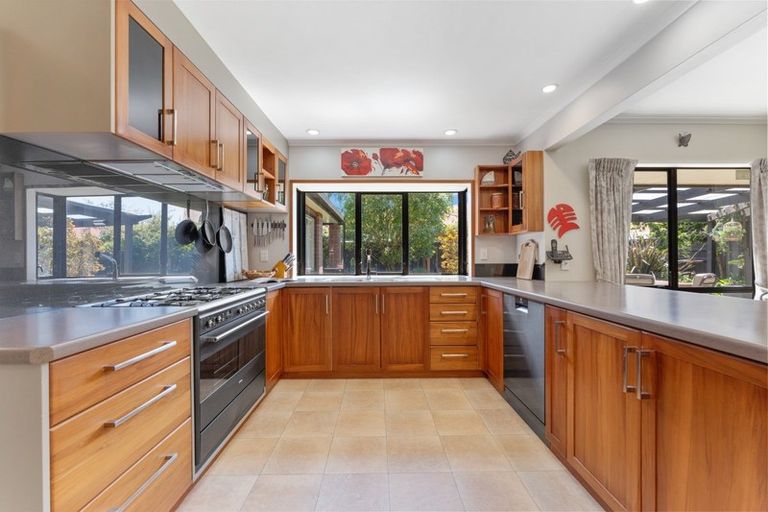 Photo of property in 16 Fraser Court, Roslyn, Palmerston North, 4414