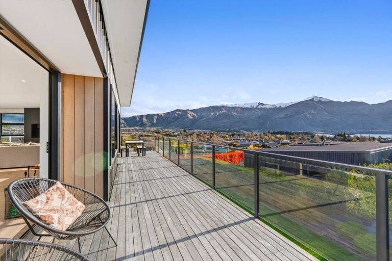 Photo of property in 33 Kirimoko Crescent, Wanaka, 9305