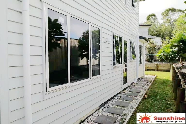 Photo of property in 17 Northcross Drive, Oteha, Auckland, 0632