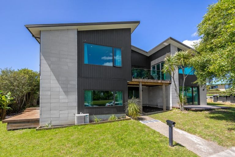 Photo of property in 2 Sunvista Avenue, Oteha, Auckland, 0632