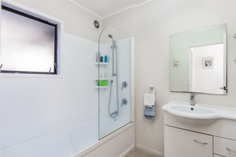 Photo of property in 5 Fitzpatrick Place, Chatswood, Auckland, 0626