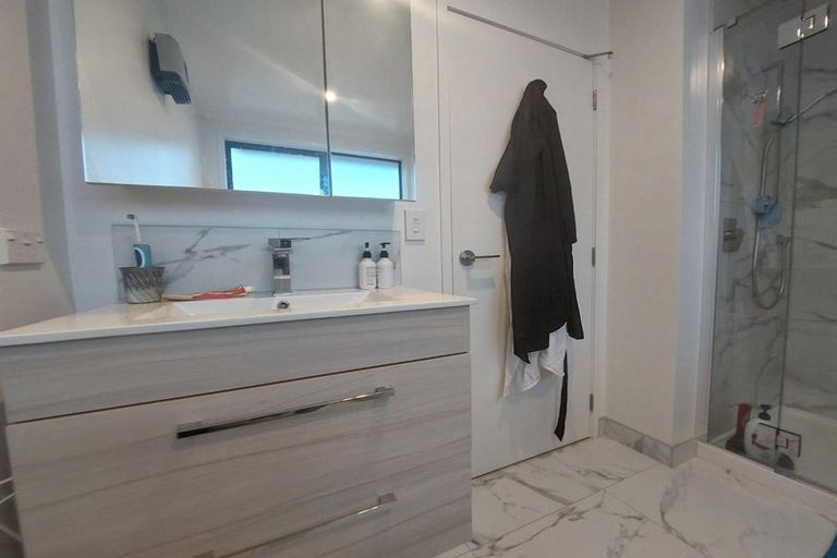 Photo of property in 8/10 Yeovil Road, Te Atatu Peninsula, Auckland, 0610