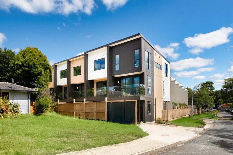 Photo of property in 12 South Pacific Place, Henderson, Auckland, 0612