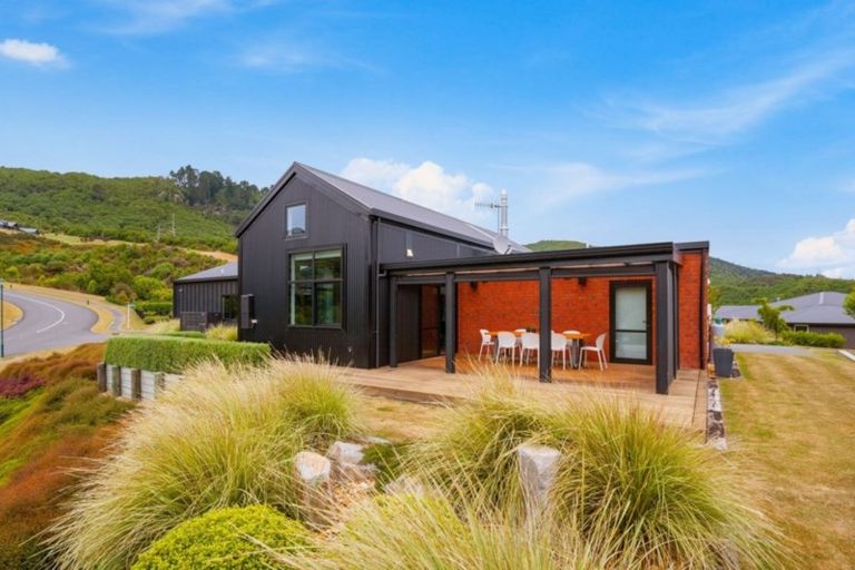 Photo of property in 2 Peregrine Place, Kinloch, Taupo, 3377