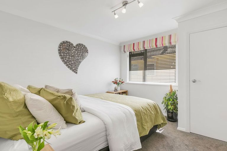 Photo of property in 12 Dowling Grove, Silverstream, Upper Hutt, 5019