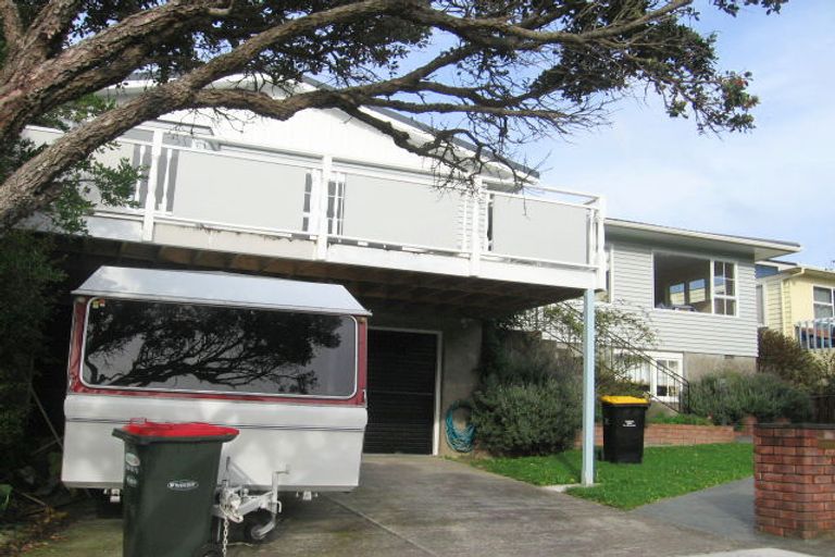 Photo of property in 9 Somerville Terrace, Tawa, Wellington, 5028