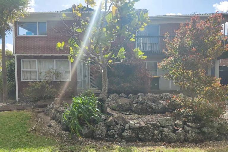 Photo of property in 1 Fayette Place, Te Atatu South, Auckland, 0610