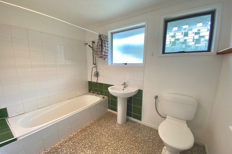Photo of property in 28 Serwayne Place, Sunnyvale, Auckland, 0612