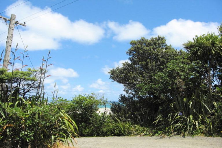 Photo of property in 82 Domain Crescent, Muriwai, Waimauku, 0881