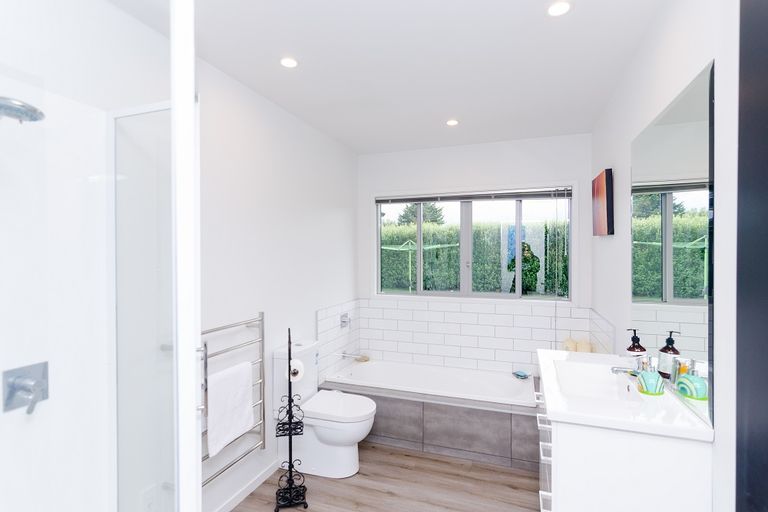 Photo of property in 2 The Glade, Carterton, 5713