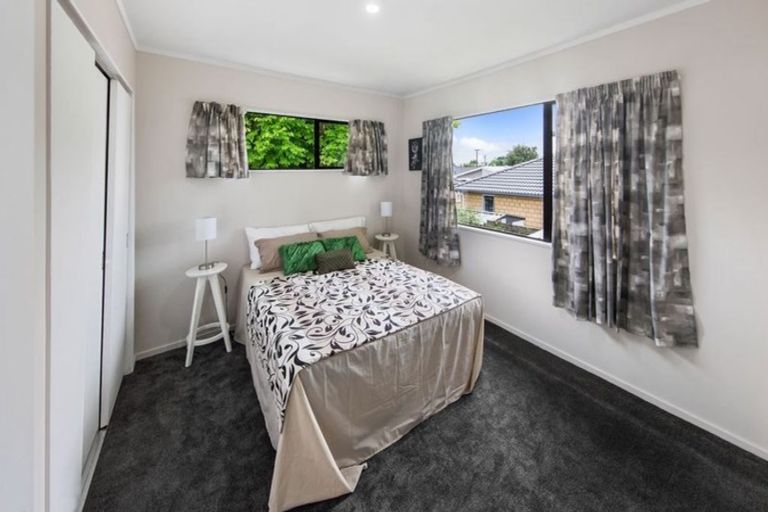 Photo of property in 2/58 Clevedon Road, Papakura, 2110