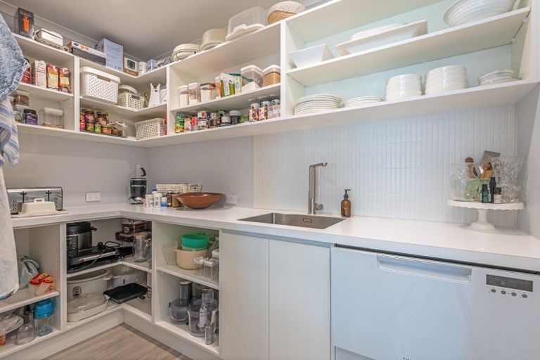 Photo of property in 96 Johnstone Drive, Fitzherbert, Palmerston North, 4410