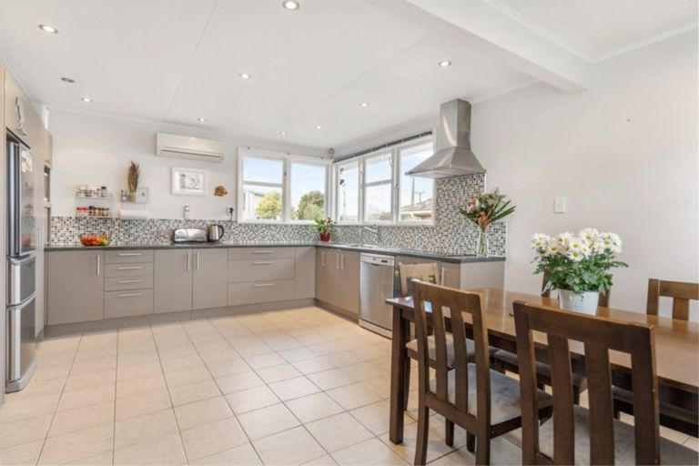 Photo of property in 61 Arimu Road, Papakura, 2110