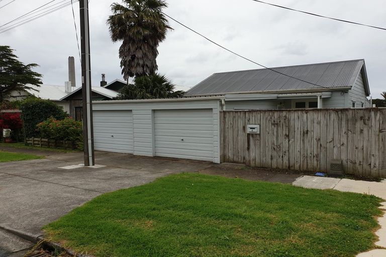 Photo of property in 6 Harbour Street, Moturoa, New Plymouth, 4310