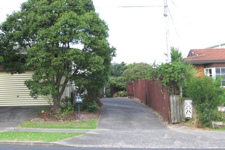 Photo of property in 1/955a Beach Road, Torbay, Auckland, 0630