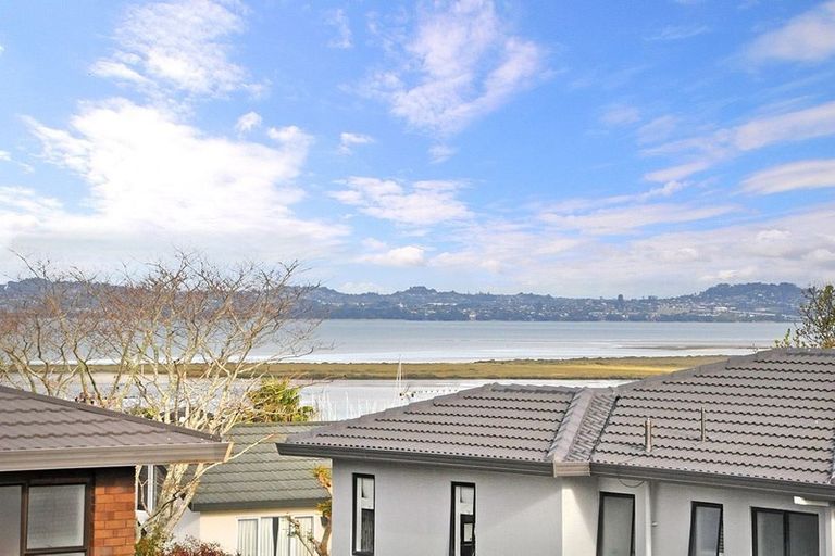 Photo of property in 1/16 Glucina Avenue, West Harbour, Auckland, 0618