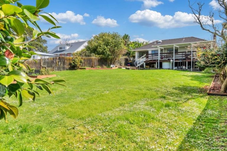 Photo of property in 1 Aorangi Place, Birkenhead, Auckland, 0626