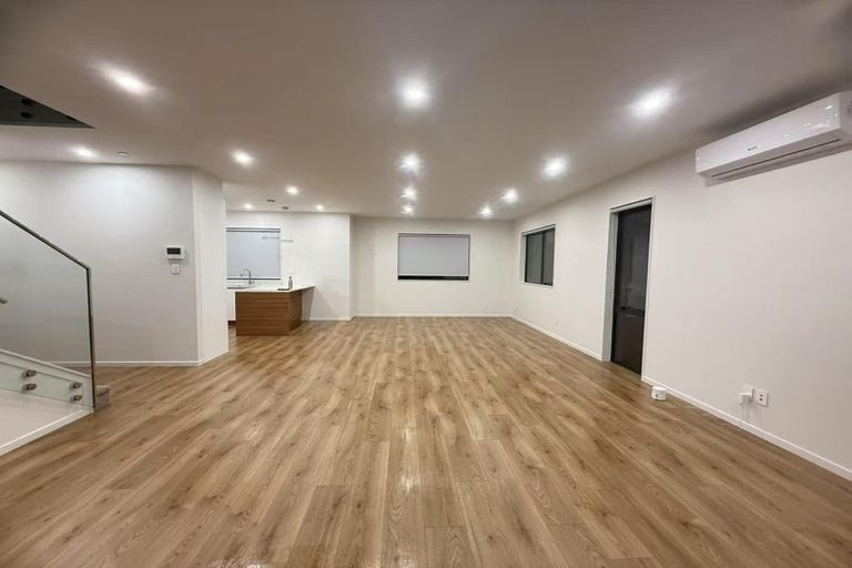 Photo of property in 142a Luckens Road, West Harbour, Auckland, 0618