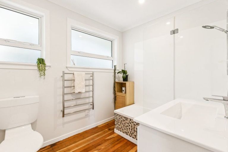 Photo of property in 137 Ruskin Road, Newlands, Wellington, 6037