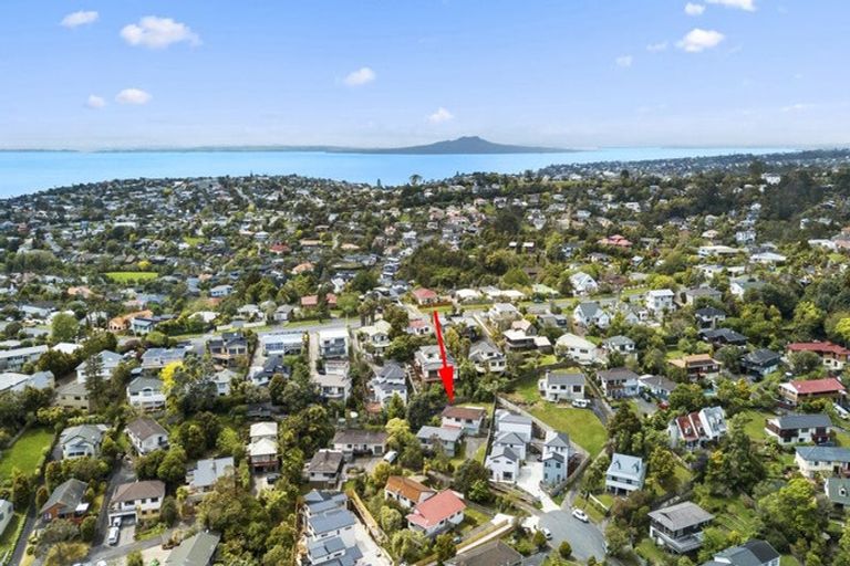 Photo of property in 1/17 Dianthus Place, Browns Bay, Auckland, 0630