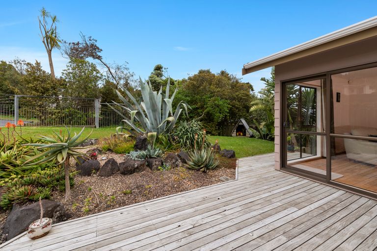 Photo of property in 24 Deverell Place, Northcross, Auckland, 0632