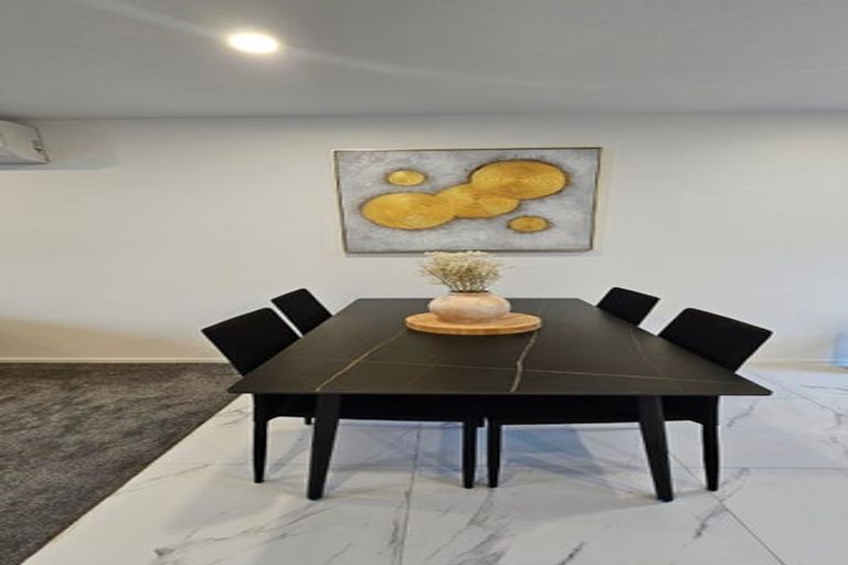 Photo of property in 10/23 Awaroa Road, Sunnyvale, Auckland, 0612