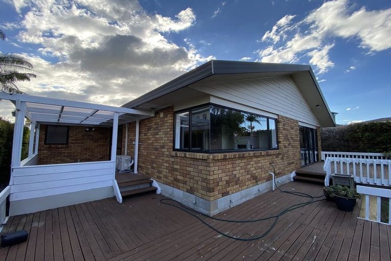 Photo of property in 24 Luckens Road, West Harbour, Auckland, 0618