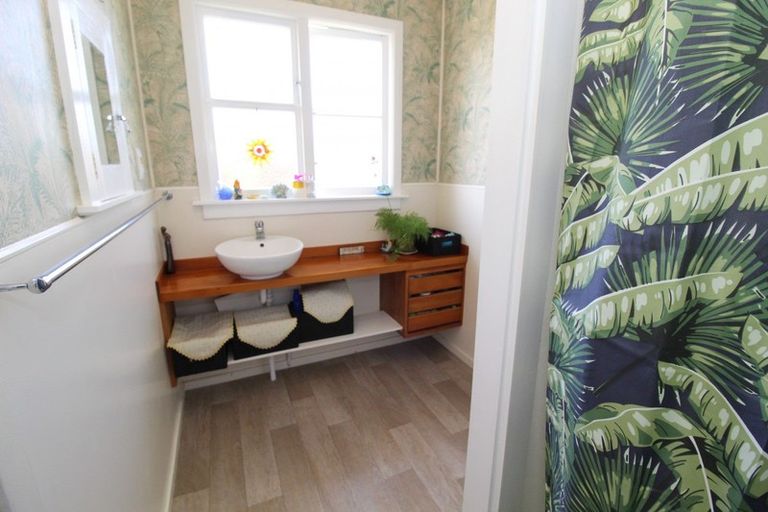 Photo of property in 35 Rhodes Street, Waimate, 7924