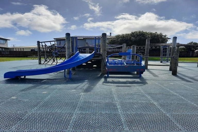 Photo of property in 2 Sheehan Road, Te Atatu South, Auckland, 0610