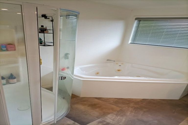 Photo of property in 42 Turville Crescent, Newlands, Wellington, 6037