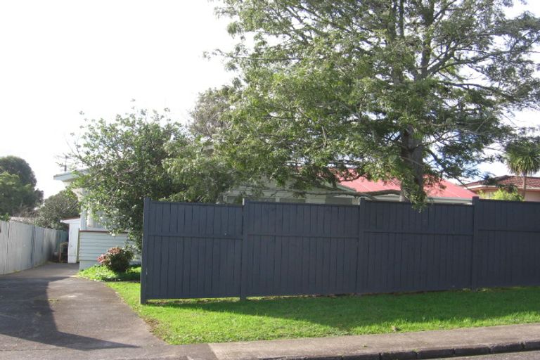 Photo of property in 22 Taioma Crescent, Te Atatu Peninsula, Auckland, 0610
