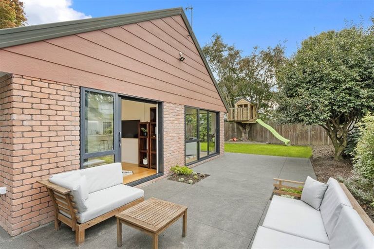 Photo of property in 242 Memorial Avenue, Burnside, Christchurch, 8053