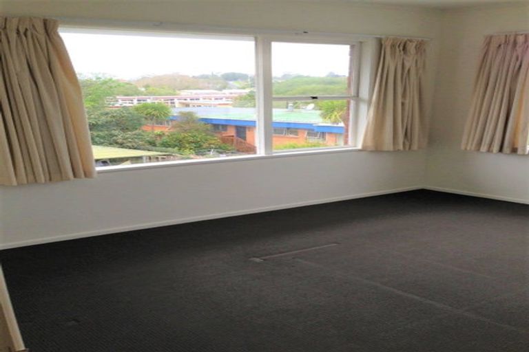 Photo of property in 8 Easton Park Parade, Glenfield, Auckland, 0629