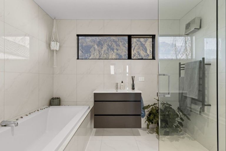 Photo of property in 17 Mcadam Drive, Jacks Point, Queenstown, 9371