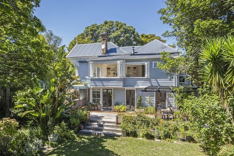 Photo of property in 12 Maritime Terrace, Birkenhead, Auckland, 0626