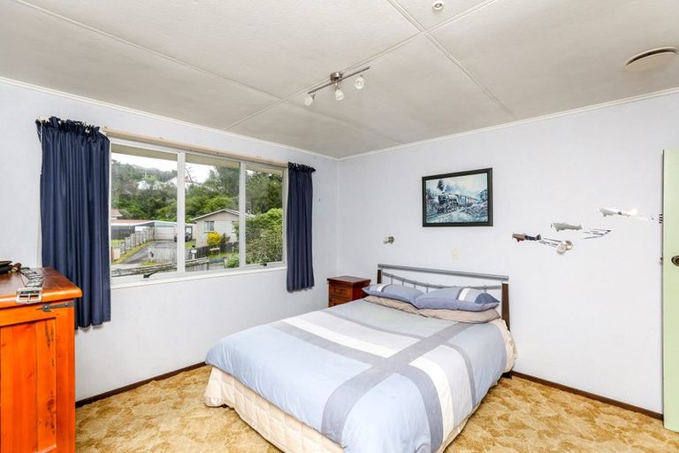 Photo of property in 28 Vancouver Place, Marfell, New Plymouth, 4310