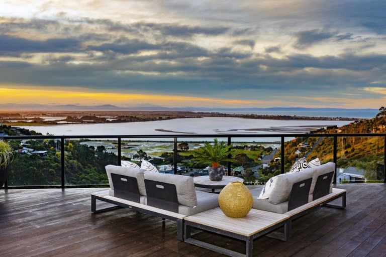 Photo of property in 15 Omeo Crescent, Redcliffs, Christchurch, 8081