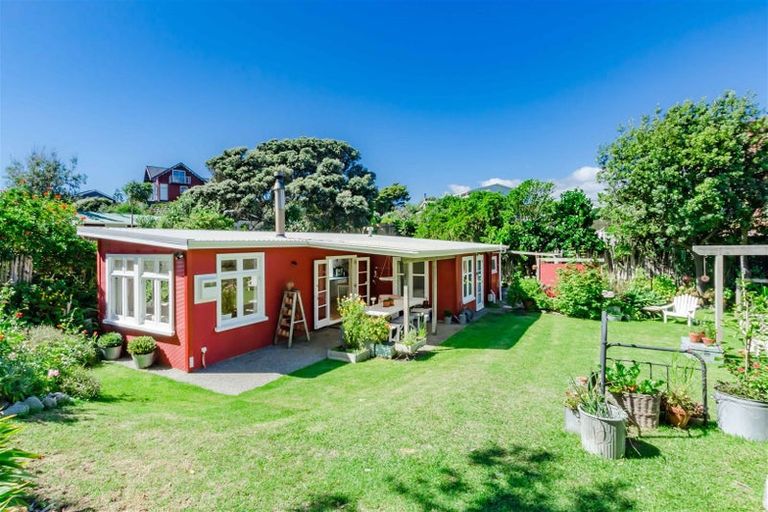 Photo of property in 42 Field Way, Waikanae Beach, Waikanae, 5036