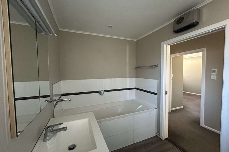 Photo of property in 1/23a Saunders Place, Redwood, Christchurch, 8051