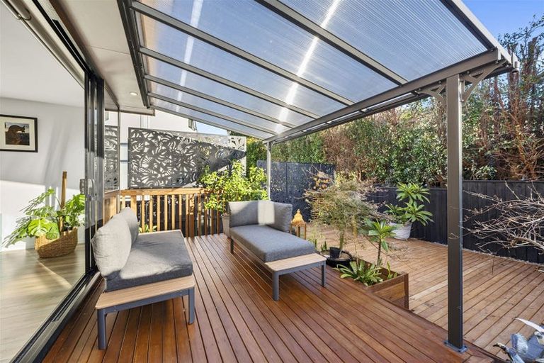 Photo of property in 42 Seafarer Crescent, Stanmore Bay, Whangaparaoa, 0932