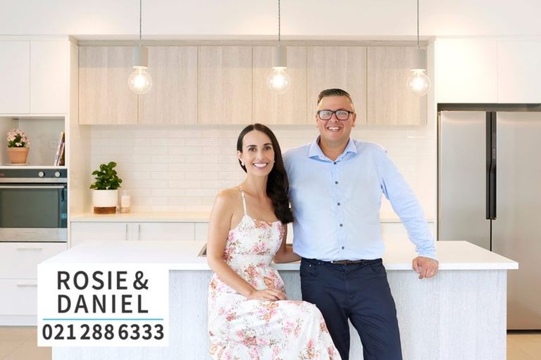 Photo of property in 2/7 Alwyn Avenue, Te Atatu South, Auckland, 0610