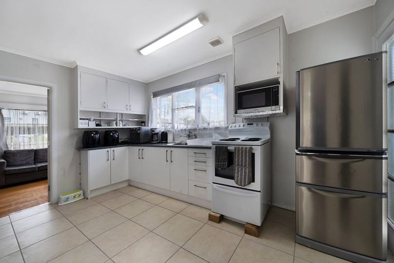 Photo of property in 19 Lynwood Road, New Lynn, Auckland, 0600