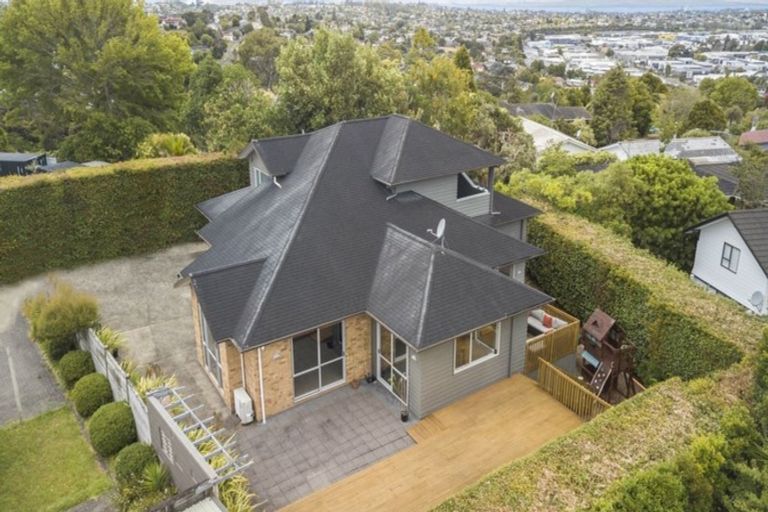 Photo of property in 2/23 Sunset Road, Totara Vale, Auckland, 0632