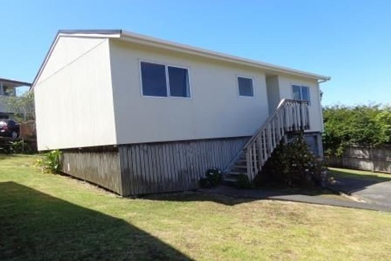 Photo of property in 16 Worthington Place, West Harbour, Auckland, 0618